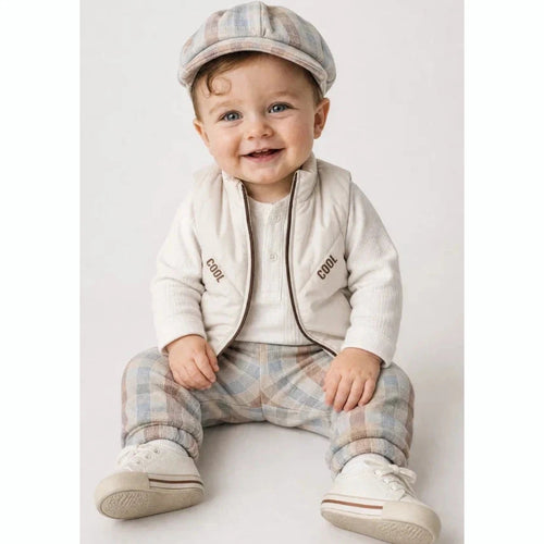 Set Cool për djem bebe me jelek pantallona karoça dhe kapele